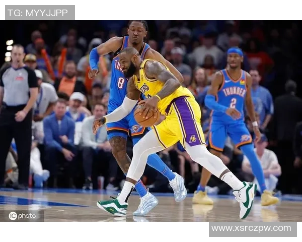 湖人主场迎战雷霆期待逆袭球迷热情高涨全场沸腾 湖人主场迎战雷霆期待逆袭球迷热情高涨全场沸腾